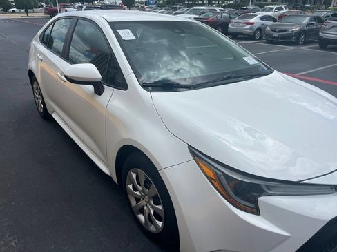 Used 2020 Toyota Corolla LE FWD image 3