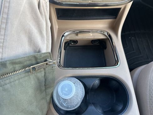 Used 2014 Dodge Grand Caravan SXT w/ UConnect Hands-Free Group image 23