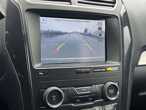 Used 2018 Ford Explorer XLT w/ Equipment Group 202A AWD/4WD image 25