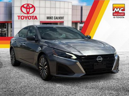Used 2025 Nissan Altima 2.5 SV FWD image 7