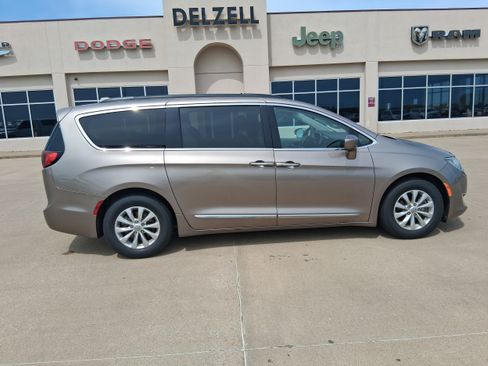 Used 2017 Chrysler Pacifica Touring-L FWD image 1