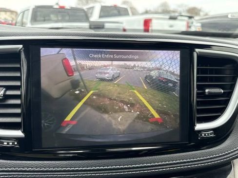 Used 2023 Chrysler Pacifica Limited FWD image 30