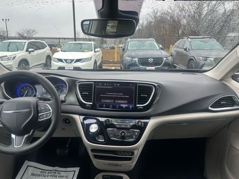 Used 2024 Chrysler Pacifica Touring-L image 25