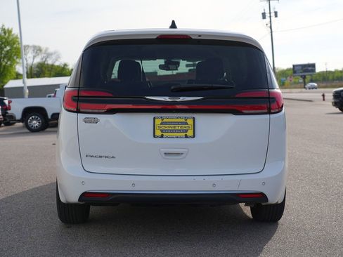 Used 2023 Chrysler Pacifica Touring-L FWD image 4