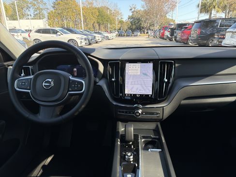 Certified 2025 Volvo XC60 B5 Core image 30