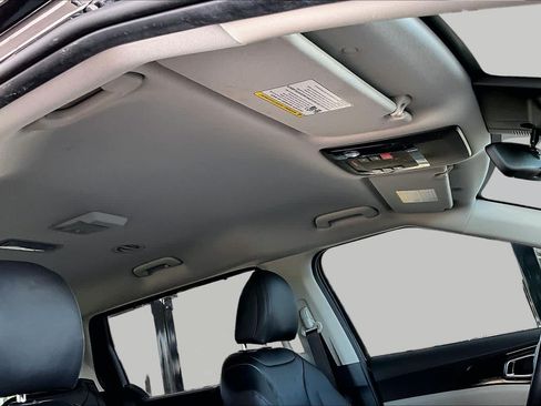 Used 2024 Kia Carnival EX FWD image 14