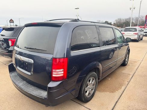 Used 2008 Chrysler Town & Country Touring image 6