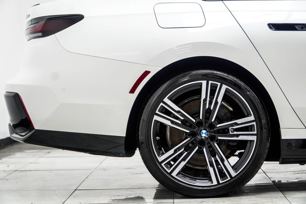 Used 2025 BMW 750e xDrive w/ Executive Package AWD/4WD image 10