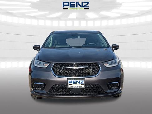 Used 2023 Chrysler Pacifica Touring-L FWD image 2