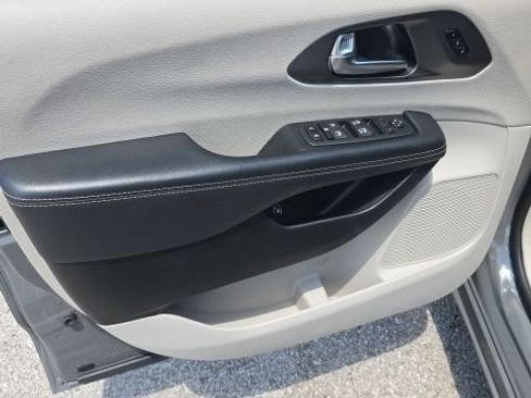 Used 2023 Chrysler Pacifica Touring-L FWD image 12