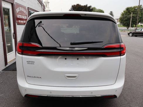 Used 2024 Chrysler Pacifica Touring-L FWD image 3