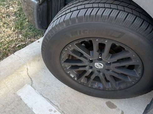 Used 2018 Nissan Titan SV w/ SV Convenience Package image 9