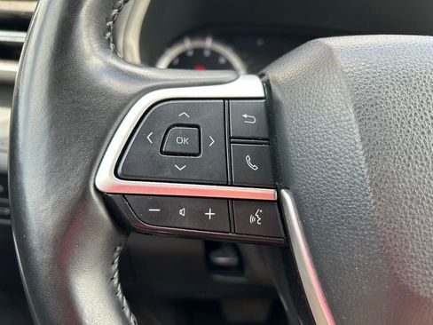 Used 2023 Toyota Highlander LE FWD image 21
