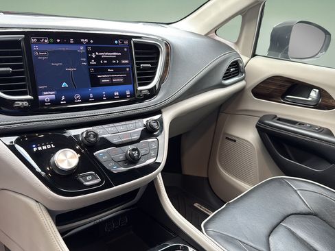 Used 2022 Chrysler Pacifica Limited FWD image 29