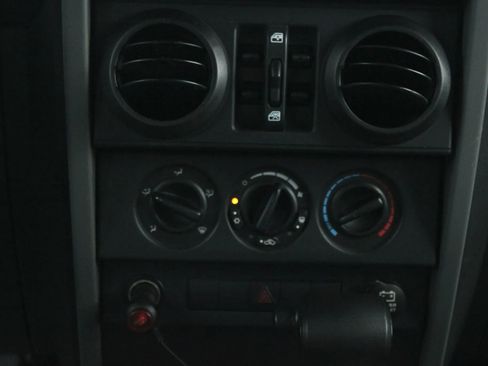 Used 2007 Jeep Wrangler Unlimited Sahara w/ Dual Top Group image 16