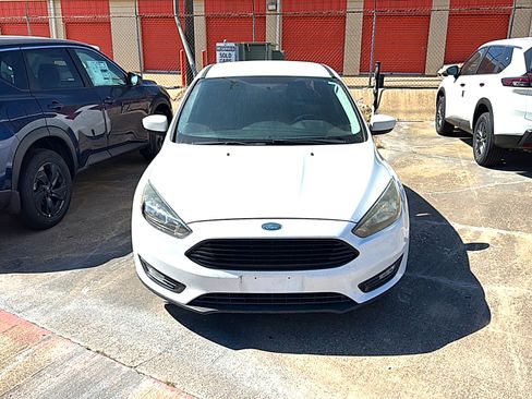 Used 2018 Ford Focus SE w/ SE Appearance Package image 3