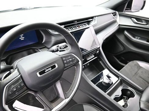 Used 2024 Jeep Grand Cherokee Altitude image 23