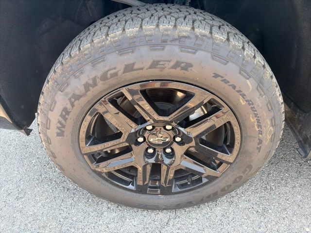 Used 2024 Chevrolet Silverado 1500 LT Trail Boss w/ Convenience Package II AWD/4WD image 10