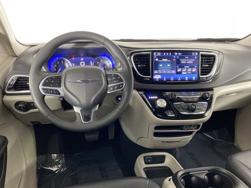 Used 2024 Chrysler Pacifica Touring-L image 36