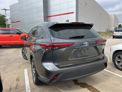 Used 2023 Toyota Highlander XLE image 6