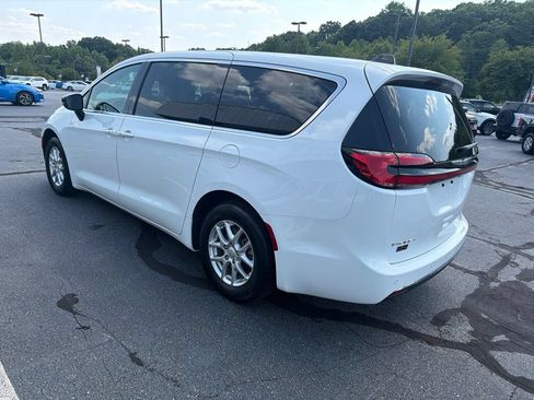 Used 2025 Chrysler Pacifica Select FWD image 4