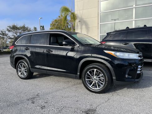 Used 2019 Toyota Highlander XLE image 11