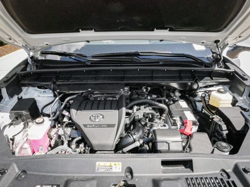 Used 2024 Toyota Highlander XLE FWD image 35
