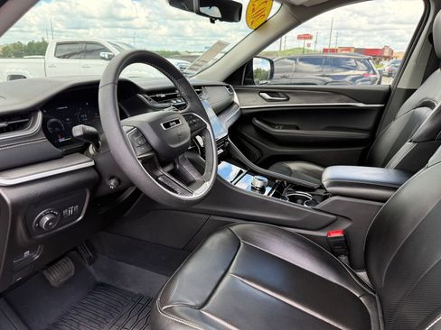 Used 2023 Jeep Grand Cherokee Limited w/ Luxury Tech Group II RWD image 4