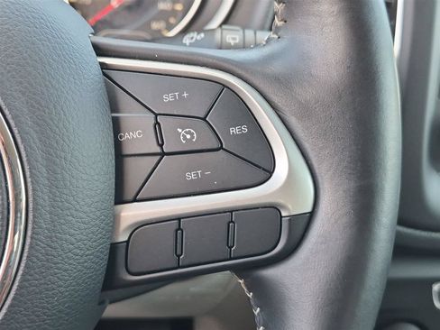 Used 2018 Jeep Compass Latitude FWD image 19
