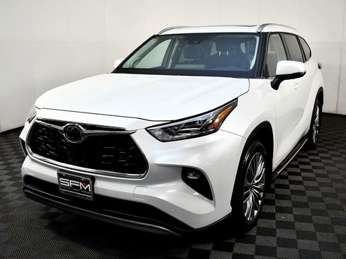 Used 2022 Toyota Highlander Platinum image 2