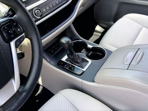 Used 2019 Toyota Highlander LE FWD image 16
