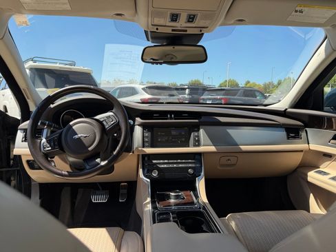 Used 2017 Jaguar XF Prestige RWD image 11