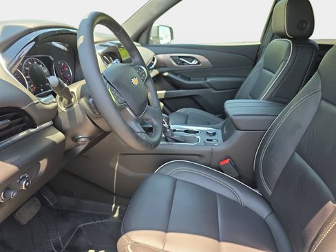 Used 2023 Chevrolet Traverse Premier FWD image 17