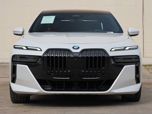 Used 2023 BMW 740i w/ Parking Assistance Package RWD image 7