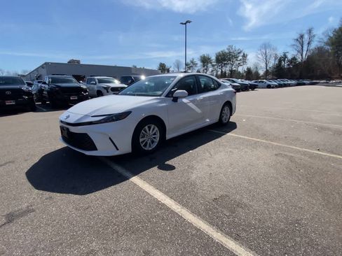Used 2025 Toyota Camry LE image 7