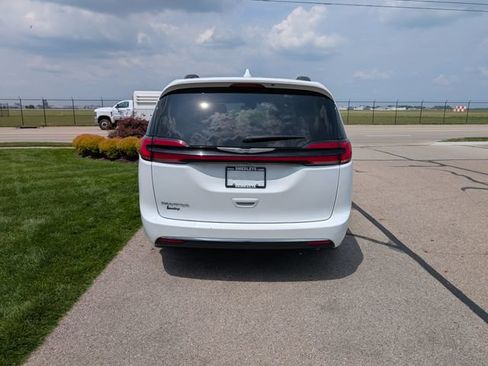 Used 2022 Chrysler Pacifica Touring-L FWD image 6