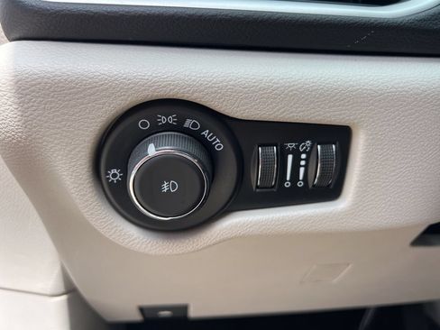 Used 2024 Chrysler Pacifica Touring-L FWD image 25