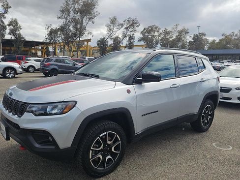 Used 2025 Jeep Compass Trailhawk AWD/4WD image 2