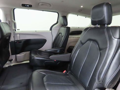Used 2022 Chrysler Pacifica Touring-L FWD image 14