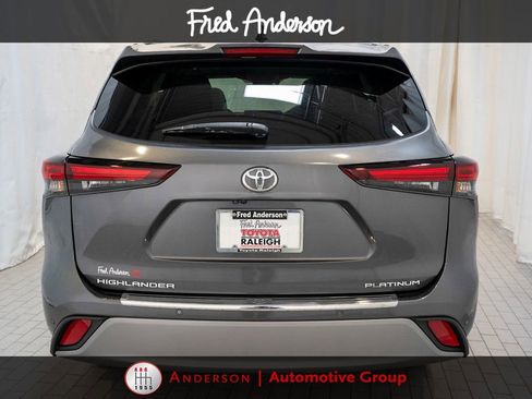 Used 2024 Toyota Highlander Platinum FWD image 4