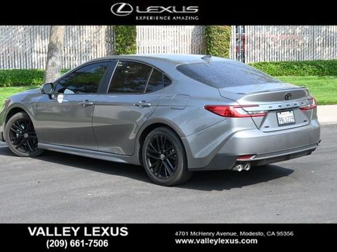 Used 2025 Toyota Camry SE w/ Convenience Package FWD image 4
