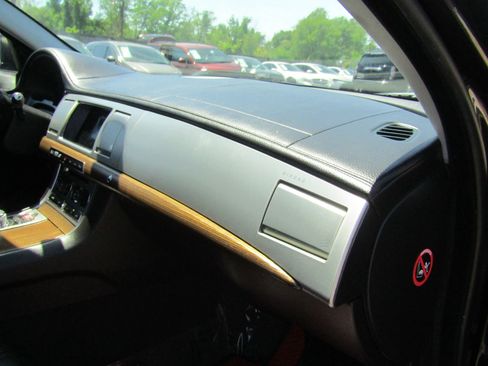 Used 2014 Jaguar XF RWD image 10