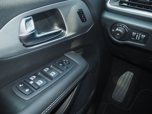 New 2026 Chrysler Pacifica Limited w/ Uconnect Theater Family Group image 31