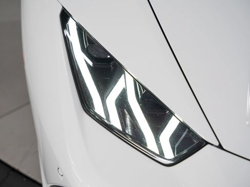 Used 2018 Lamborghini Huracan Performante AWD/4WD image 11