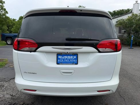 Used 2021 Chrysler Voyager L FWD image 5