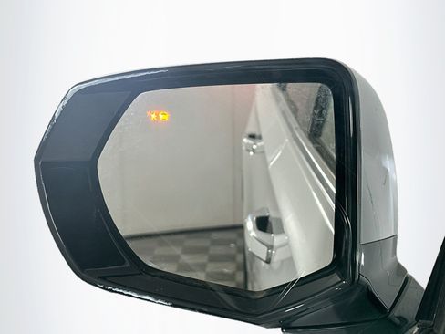 Used 2024 GMC Yukon XL SLT RWD image 16