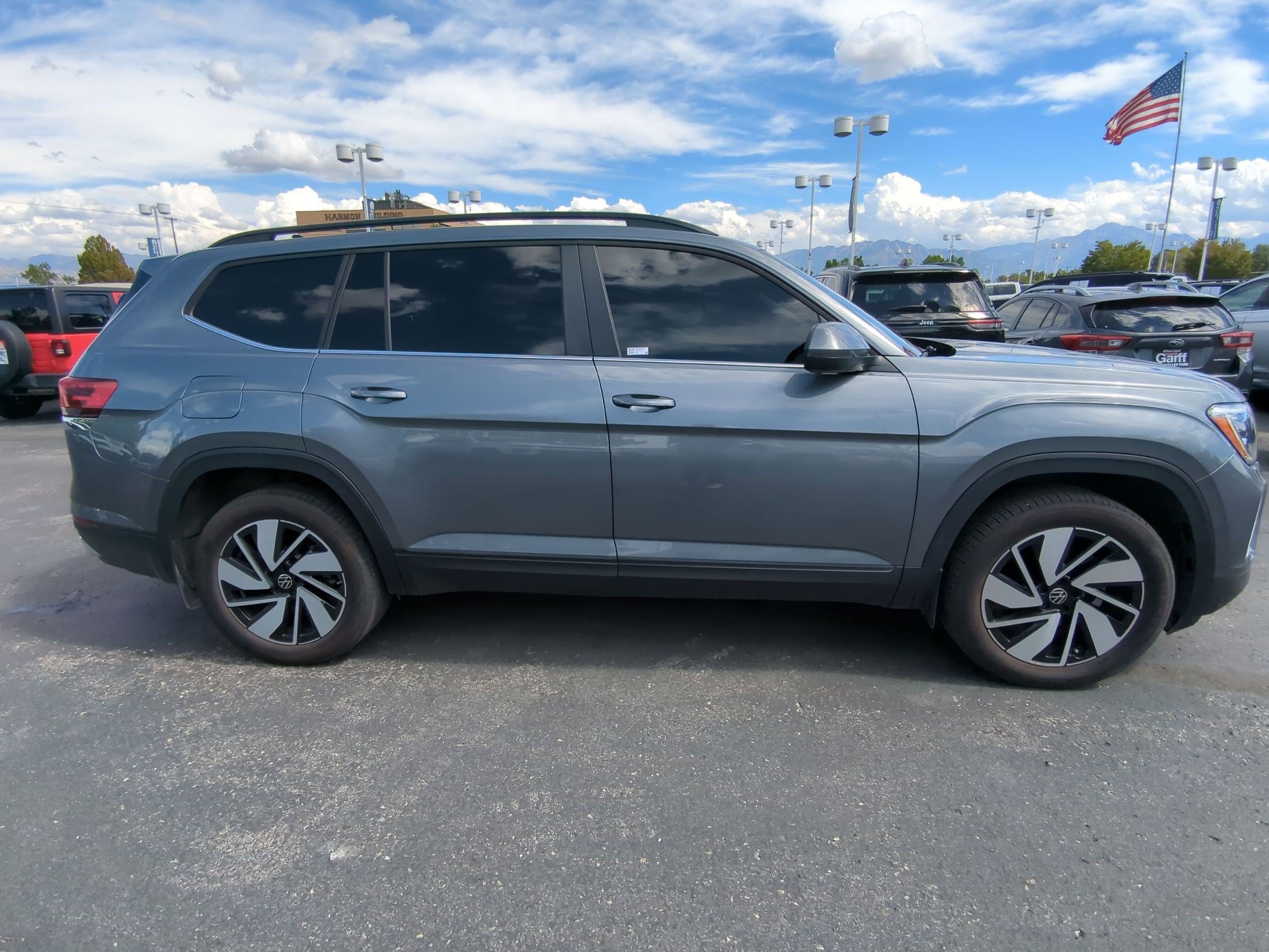 Used 2025 Volkswagen Atlas SE AWD/4WD image 2