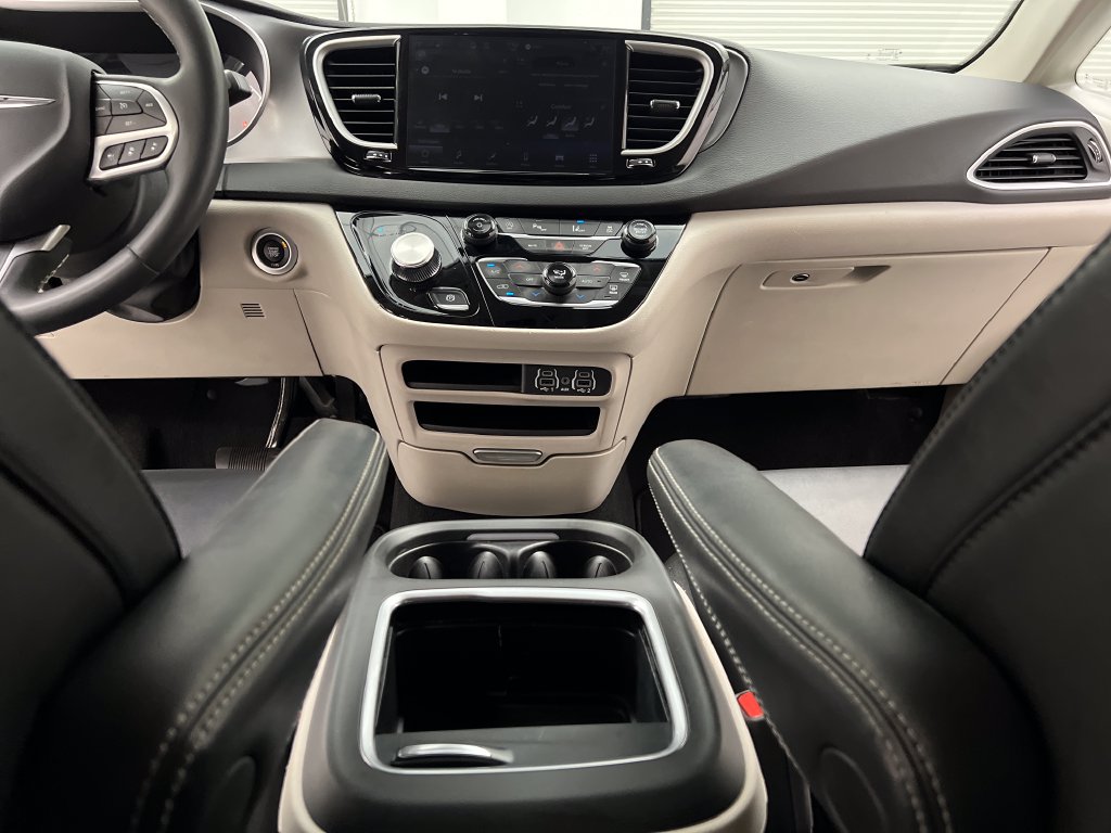 Used 2024 Chrysler Pacifica Touring-L FWD image 51