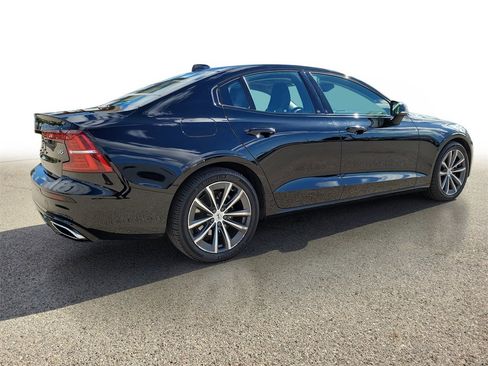 Used 2022 Volvo S60 B5 Momentum image 4