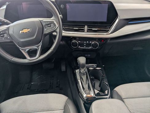 Used 2025 Chevrolet Trax LT w/ LT Convenience Package FWD image 18